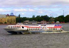 Прогулки на теплоходах и катерах по Неве